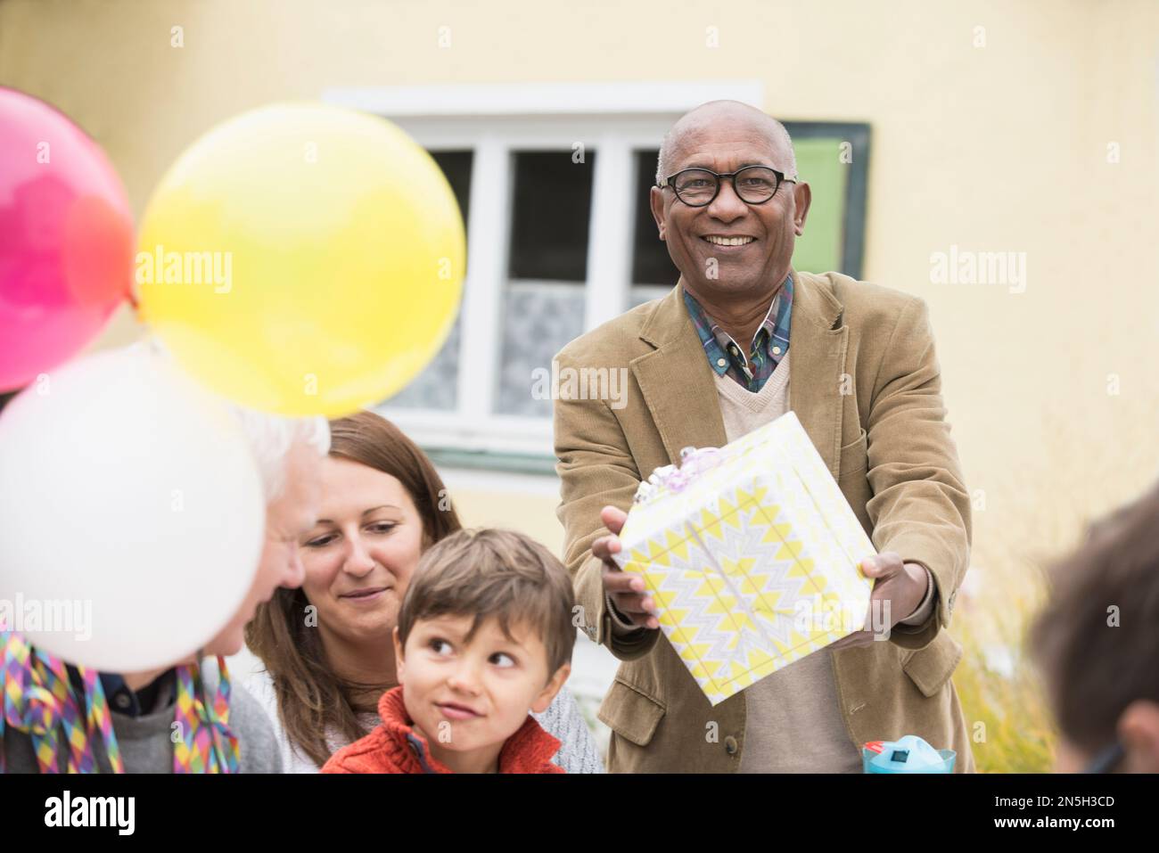 Homme noir senior donnant cadeau d'anniversaire à son ami à l'occasion de son anniversaire, Bavière, Allemagne Banque D'Images