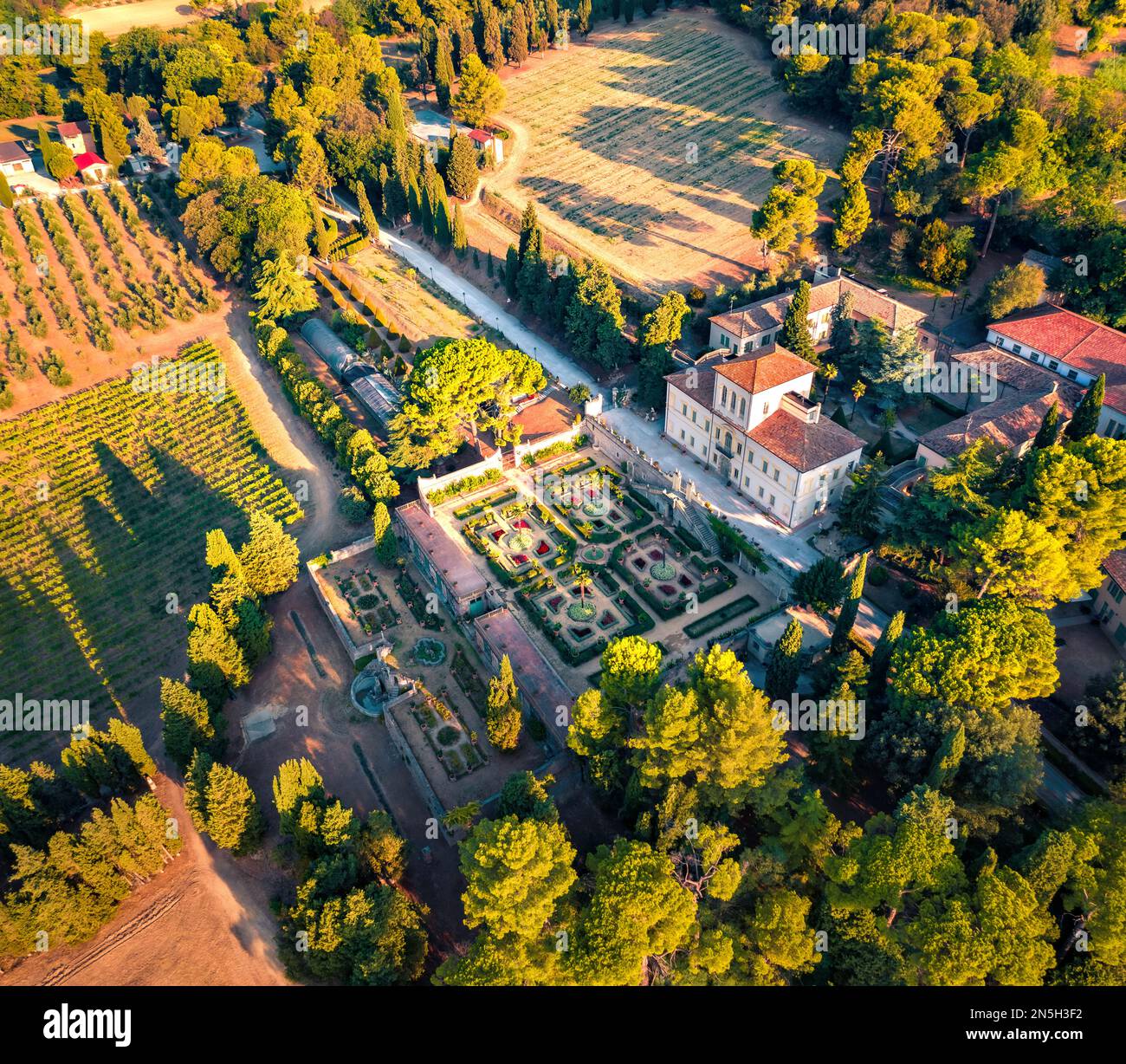 Vue spectaculaire de l'été depuis le drone volant de la Villa Caprile. Scène matinale verte de la campagne italienne, province de Pesaro et Urbino, Italie, Europe. Banque D'Images