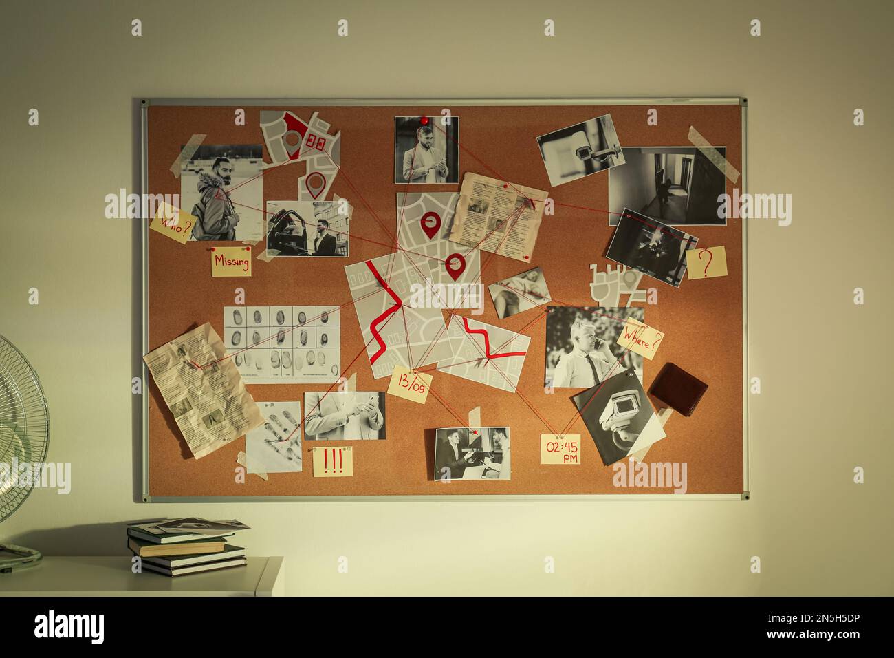 Tableau de détection avec empreintes digitales, photos de scènes de crime et fils rouges sur le mur blanc au bureau Banque D'Images