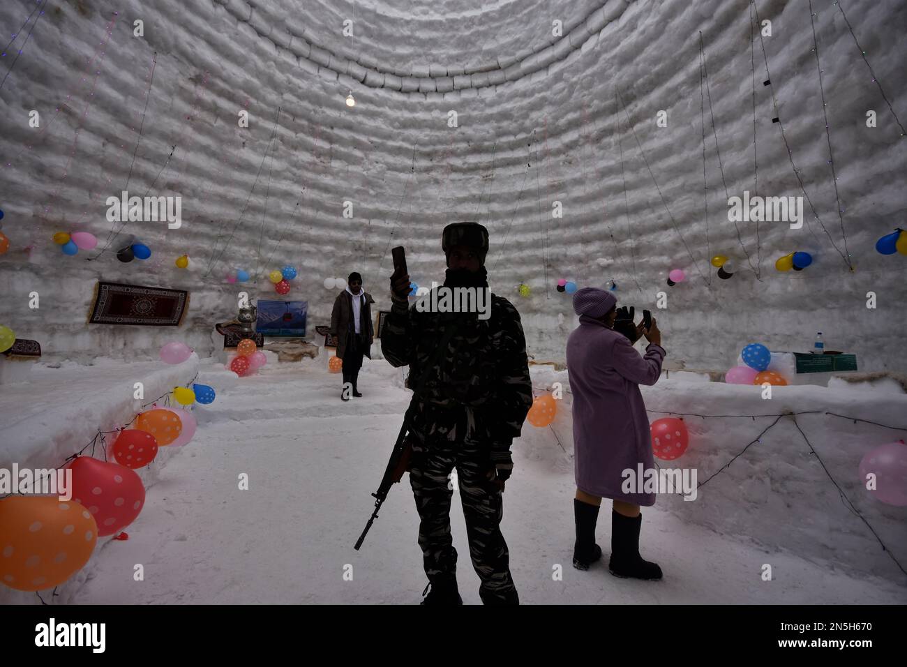 Personne de sécurité indienne prenant des photos le café Igloo de la station de ski Gulmarg, administration indienne du Cachemire le 08 février 2023.un café igloo, qui était le plus grand du monde, a été installé dans la célèbre station de ski de Gulmarg à Jammu-et-Cachemire. Avec une hauteur de 112 mètres (40 pieds) et un diamètre de 12,8 mètres (42 pieds), créateur de l'igloo, a déclaré qu'il était le plus grand café du genre au monde. Il a fallu 20 jours pour l'achever avec 25 personnes travaillant jour et nuit, a-t-il dit, ajoutant qu'il a fallu 1 700 jours-homme pour terminer le projet. (Photo de Mubashir Hassan/Pacific Press/Sipa USA) Banque D'Images