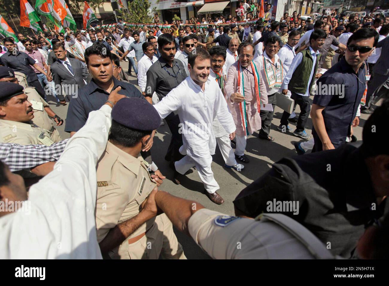 India's ruling Congress Party's Vice President Rahul Gandhi, center, is greeted by his supporters as he arrives to attend the Vikas Khoj Yatra, or Development Search March, in Bardoli, south of the western Indian state of Gujarat, Saturday, Feb. 8, 2014. The march was organized by youth congress unit of Gujarat state to communicate with people and to verify state government’s claims of development. (AP Photo/Ajit Solanki) Banque D'Images
