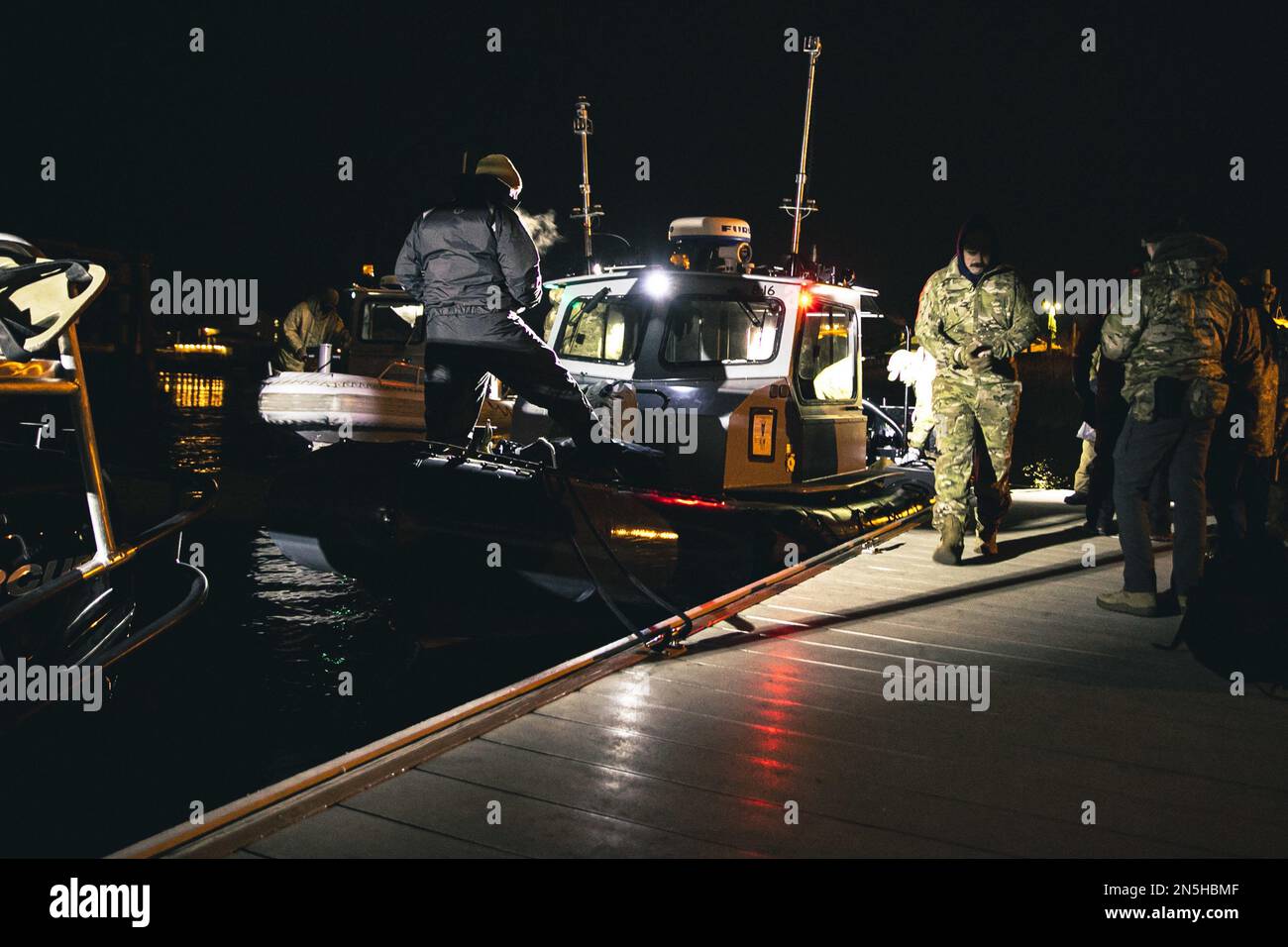 Les marins affectés au groupe d'élimination des munitions explosives 2 (EODGRU 2) chargent un bateau gonflable à coque rigide en vue de récupérer un ballon de surveillance chinois à haute altitude au large de la côte de Myrtle Beach, en Caroline du Sud, sur 5 février 2023. Sous la direction du président des États-Unis et avec le plein appui du gouvernement du Canada, un américain La Force aérienne F-22 Raptor, sous l'autorité du Commandement du Nord, a engagé et fait descendre le ballon d'espionnage chinois dans l'espace aérien souverain des États-Unis et au-dessus des eaux territoriales des États-Unis sur le 4 février 2023. Photo par MC1 Tyler Thompson/États-Unis Marine/UPI Banque D'Images