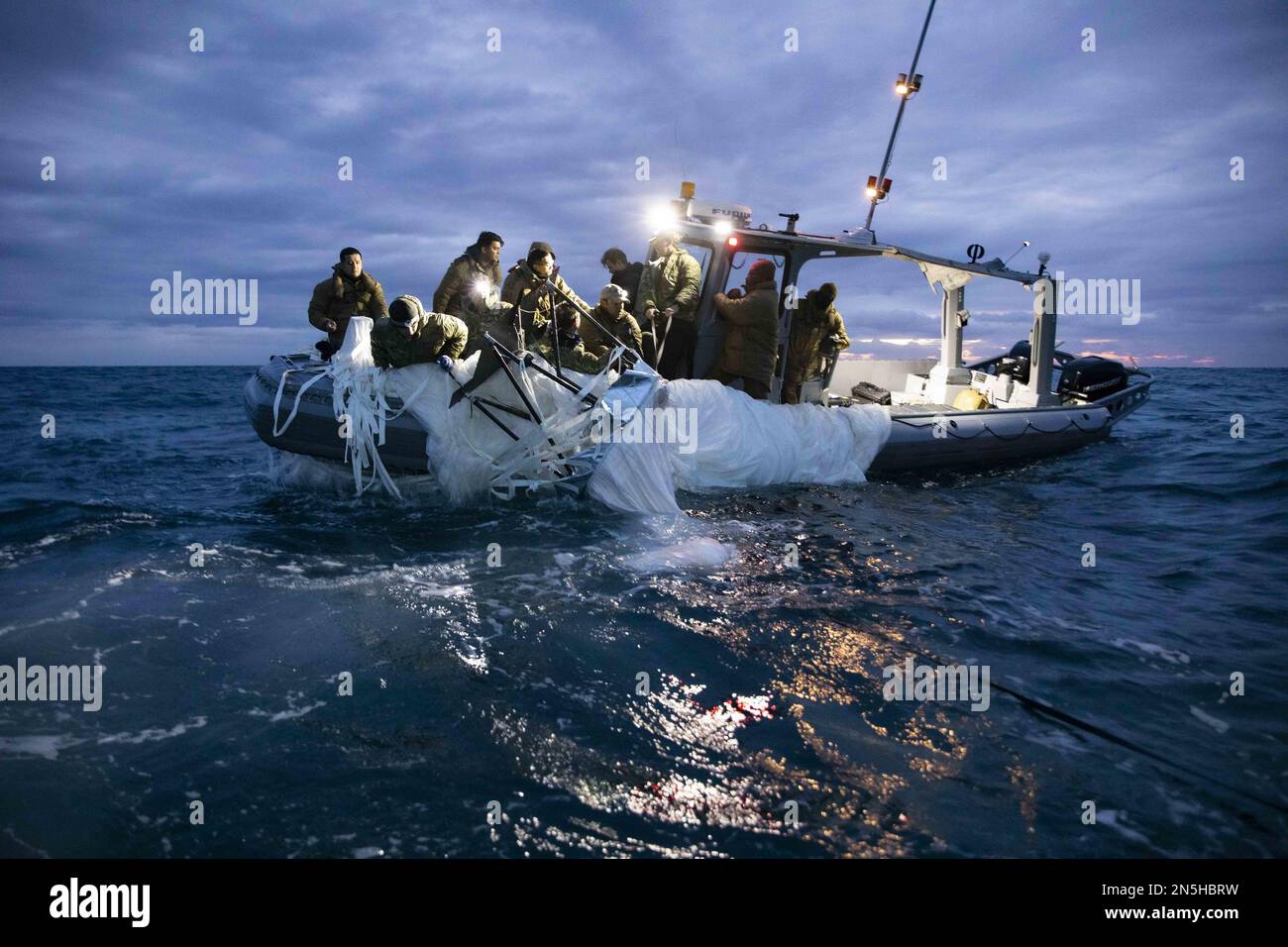 Les marins affectés au groupe d'élimination des munitions explosives 2 (EODGRU 2) ont récupéré un ballon de surveillance chinois à haute altitude au large de la côte de Myrtle Beach, en Caroline du Sud, sur 5 février 2023. Sous la direction du président des États-Unis et avec le plein appui du gouvernement du Canada, un américain La Force aérienne F-22 Raptor, sous l'autorité du Commandement du Nord, a engagé et fait descendre le ballon d'espionnage chinois dans l'espace aérien souverain des États-Unis et au-dessus des eaux territoriales des États-Unis sur le 4 février 2023. Photo par MC1 Tyler Thompson/États-Unis Marine/UPI Banque D'Images