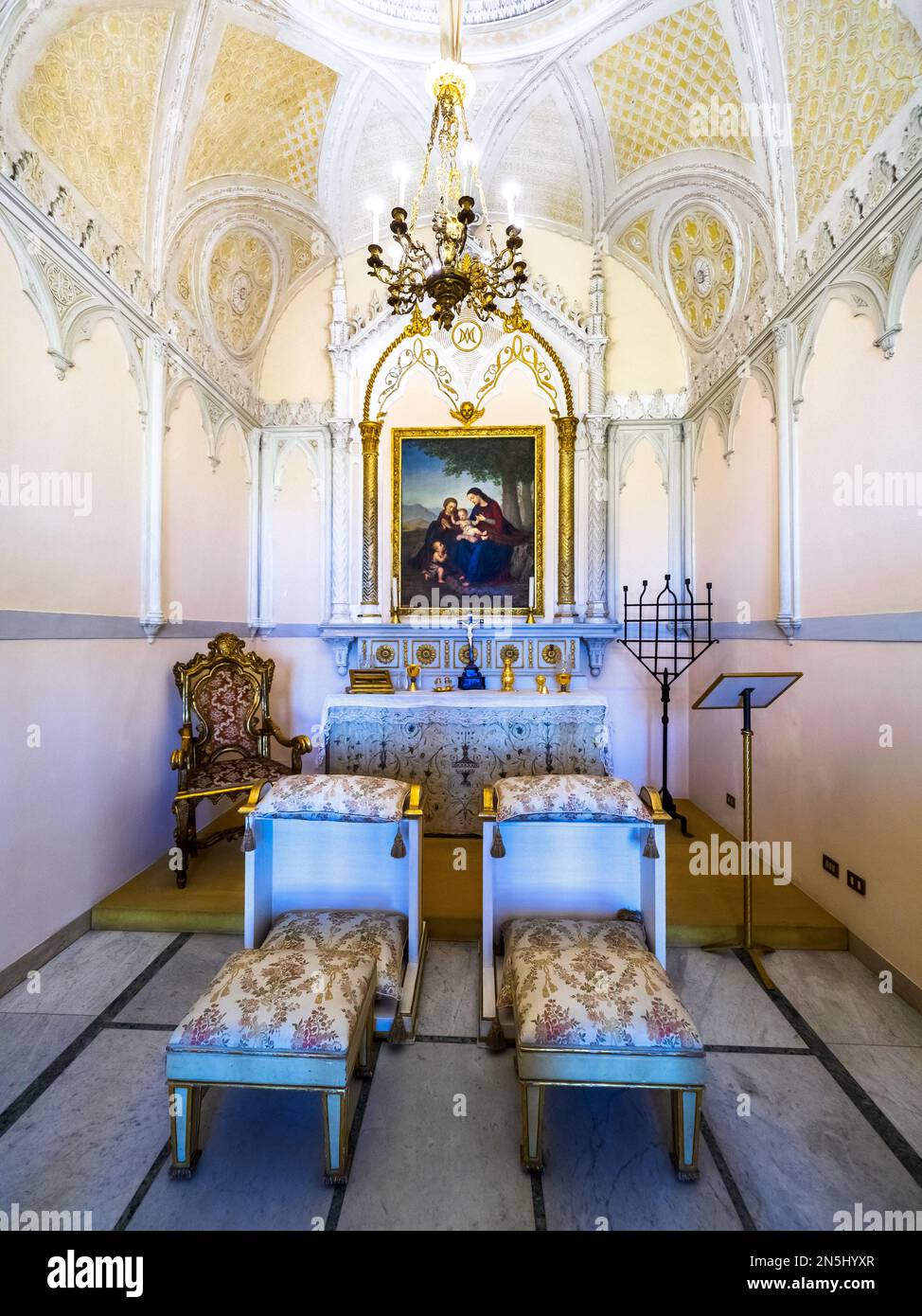 Sala della Predhiera (salle de prière) autrement connu comme la Chapelle de la Reine ou de la Caroline, un exemple charmant de la sicilienne néo-gothique avec stuc blanc et or dans le Palais Norman (Palazzo dei Normanni) - Palerme, Sicile, Italie Banque D'Images