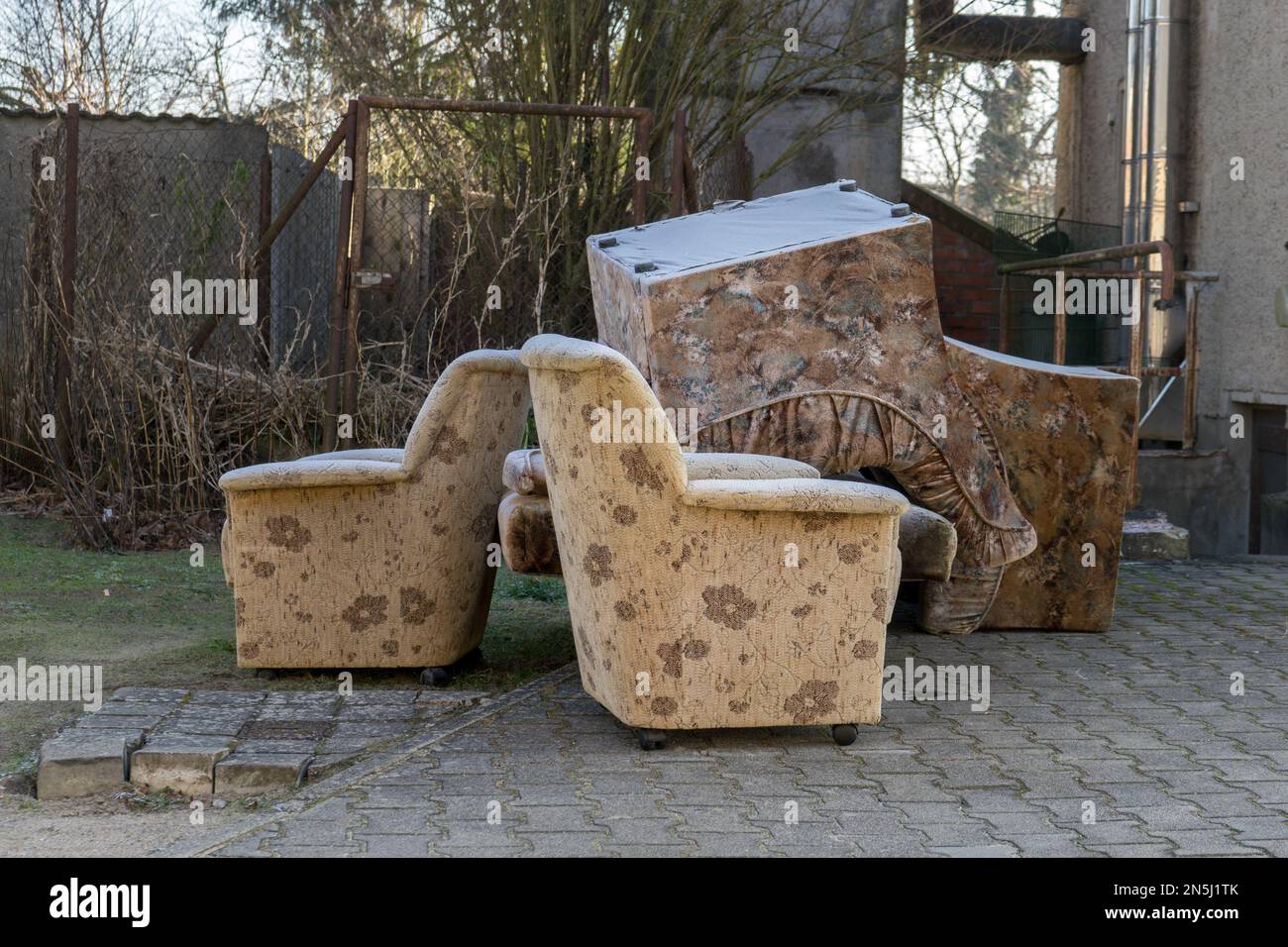 De vieux fauteuils et un canapé se trouvent à l'extérieur dans la rue Banque D'Images
