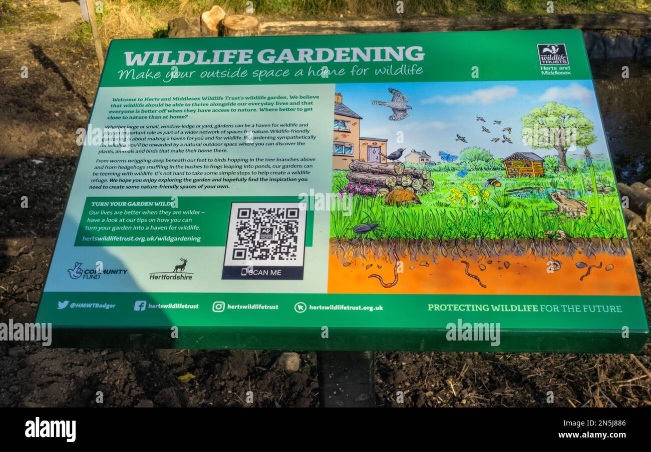 Panneau d'information sur le jardinage de la faune par Herts et Middlesex Wildlife Trust, Verulamium Park St. Albans Banque D'Images