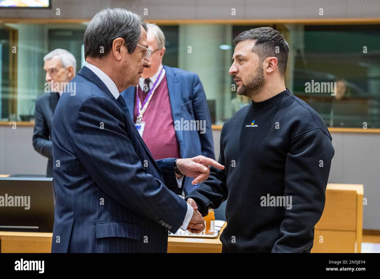 BRUXELLES - le président ukrainien Volodimir Zelensky rencontre le président de la République de Chypre Nicos Anastasiades lors d'un sommet de l'UE inséré. La réunion examinera, entre autres, le soutien de l'UE à l'Ukraine et les problèmes croissants de migration en Europe. ANP JONAS ROOSENS pays-bas hors - belgique hors Banque D'Images