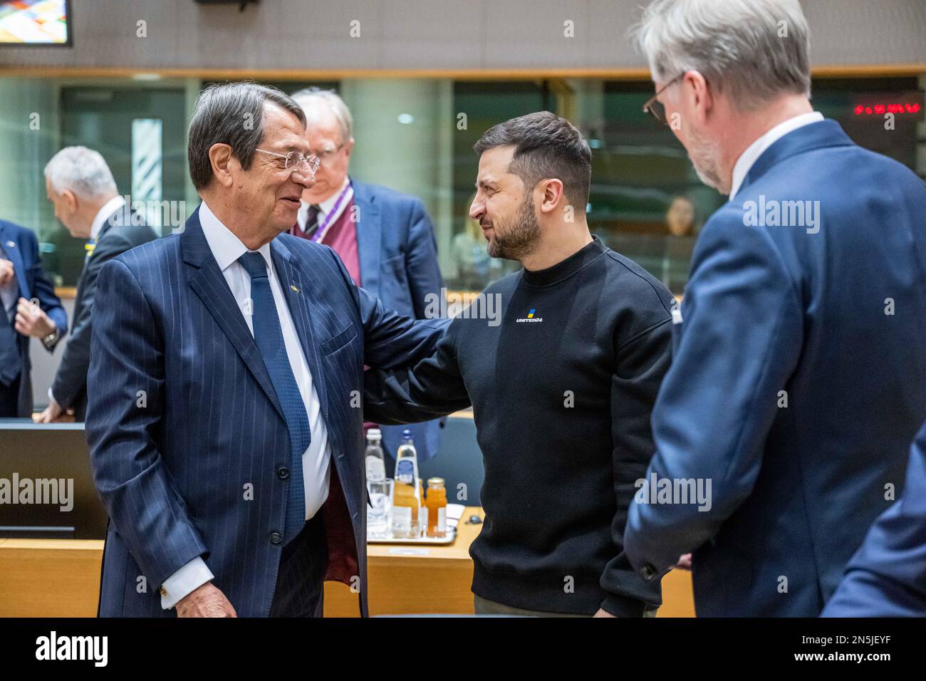 BRUXELLES - le président ukrainien Volodimir Zelensky rencontre le président de la République de Chypre Nicos Anastasiades lors d'un sommet de l'UE inséré. La réunion examinera, entre autres, le soutien de l'UE à l'Ukraine et les problèmes croissants de migration en Europe. ANP JONAS ROOSENS pays-bas hors - belgique hors Banque D'Images