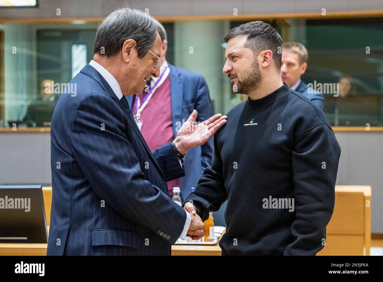 BRUXELLES - le président ukrainien Volodimir Zelensky rencontre le président de la République de Chypre Nicos Anastasiades lors d'un sommet de l'UE inséré. La réunion examinera, entre autres, le soutien de l'UE à l'Ukraine et les problèmes croissants de migration en Europe. ANP JONAS ROOSENS pays-bas hors - belgique hors Banque D'Images