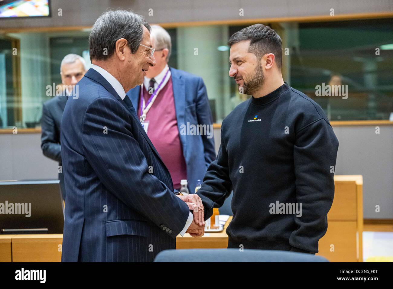 BRUXELLES - le président ukrainien Volodimir Zelensky rencontre le président de la République de Chypre Nicos Anastasiades lors d'un sommet de l'UE inséré. La réunion examinera, entre autres, le soutien de l'UE à l'Ukraine et les problèmes croissants de migration en Europe. ANP JONAS ROOSENS pays-bas hors - belgique hors Banque D'Images