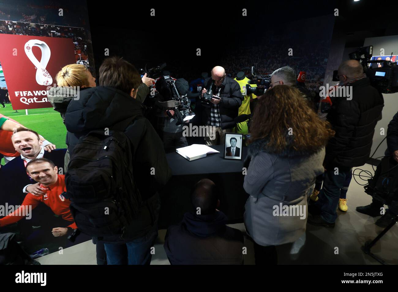 Livre de condoléances pour le Miroslav Blazevic ouvert dans le centre d'information et multimédia de l'Association croate de football, à Zagreb, en Croatie, le 9 février 2023. Le légendaire Miroslav “Ciro” Blajevic, qui a entraîné l'équipe nationale de football croate aux demi-finales de la coupe du monde 1998 en France, est décédé mercredi après une longue bataille contre le cancer de la prostate. Photo: Sanjin Strukic/PIXSELL Banque D'Images