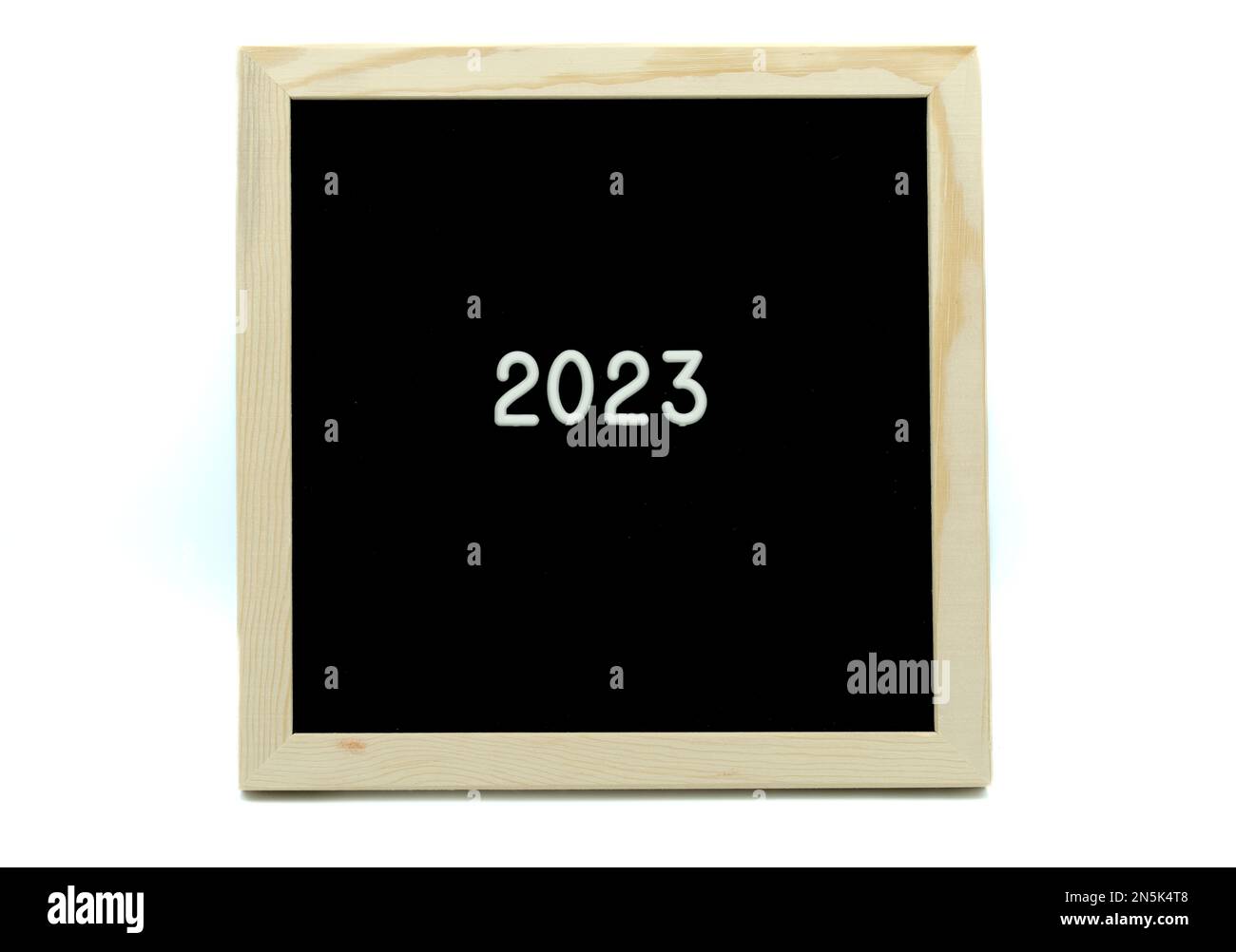 2023 sur cadre en bois noir sur fond blanc Banque D'Images