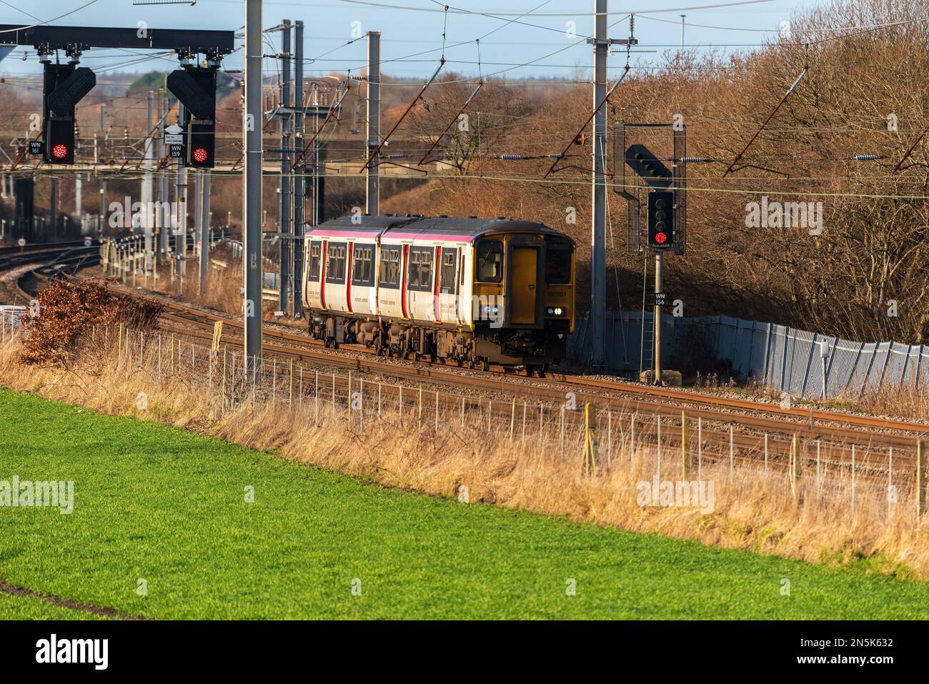 Transport pour le pays de Galles train DMU diesel de classe 150 sur la ligne principale de la côte ouest à Winwick. Banque D'Images
