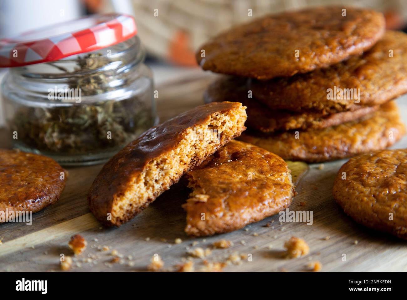 Biscuits artisanaux fabriqués avec du miel et du beurre et de la marihuana. Banque D'Images