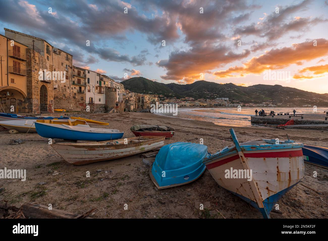 Coucher de soleil sur les bateaux de pêche sur la plage de Cefalù, Sicile Banque D'Images