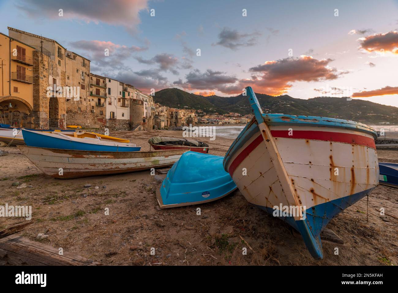 Coucher de soleil sur les bateaux de pêche sur la plage de Cefalù, Sicile Banque D'Images