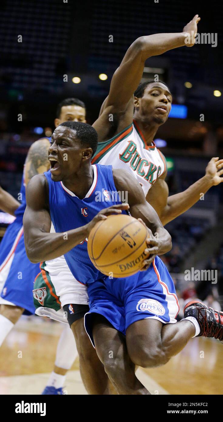Los Angeles Clippers' Darren Collison drives against Milwaukee Bucks' Brandon Knight right, during the first half of an NBA basketball game, Monday, Jan. 27, 2014, in Milwaukee. (AP Photo/Jeffrey Phelps) Banque D'Images