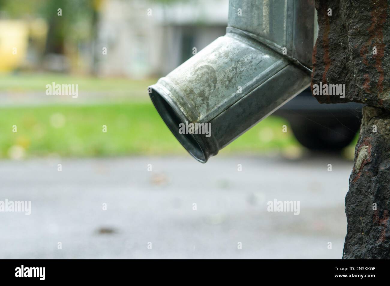 Drainage de l'eau de pluie de l'évier métallique. Bas de la goulotte de descente. Banque D'Images