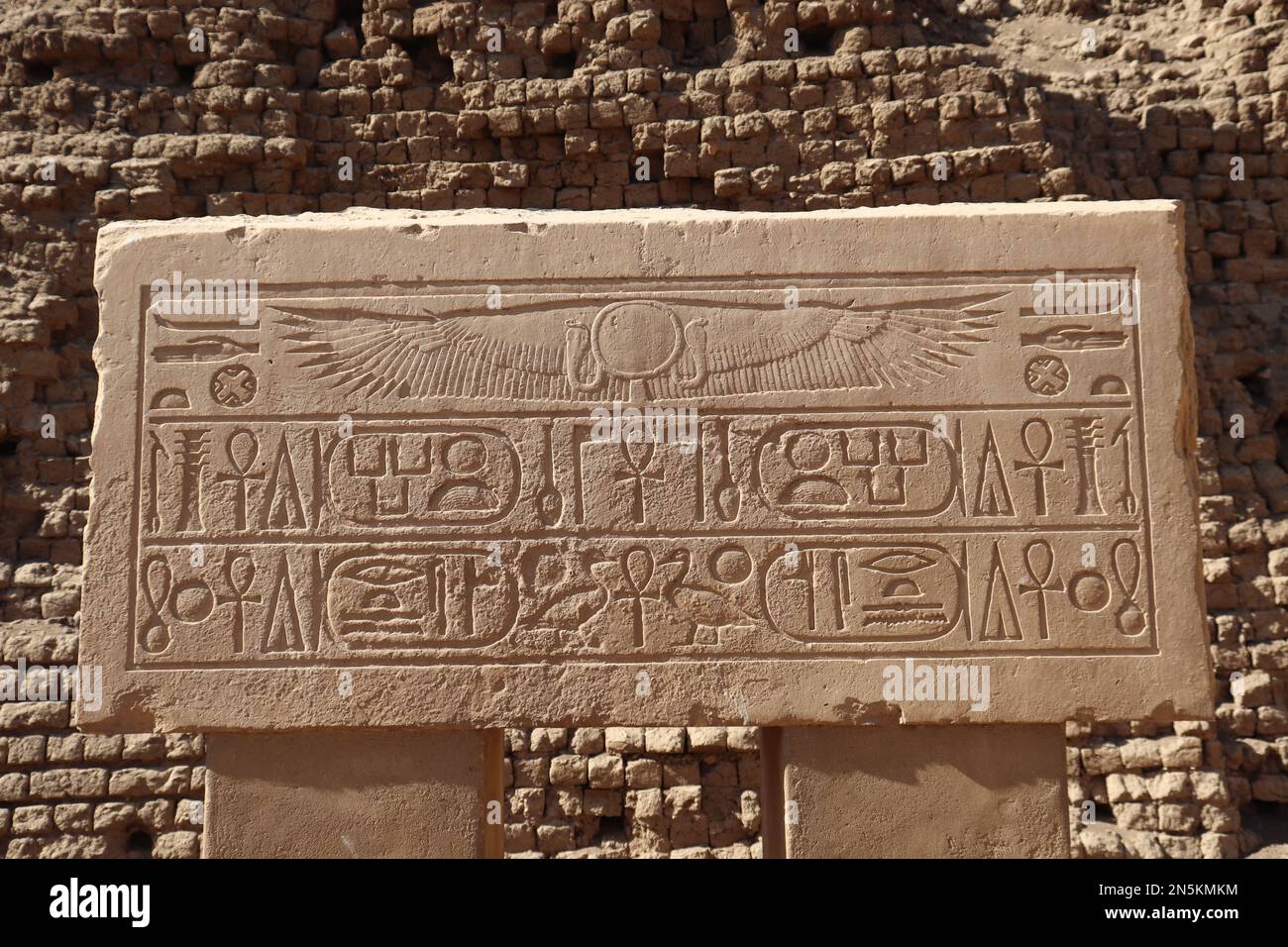 Symboles et hiéroglyphes égyptiens anciens sculptés au temple de Karnak à Louxor, en Égypte Banque D'Images