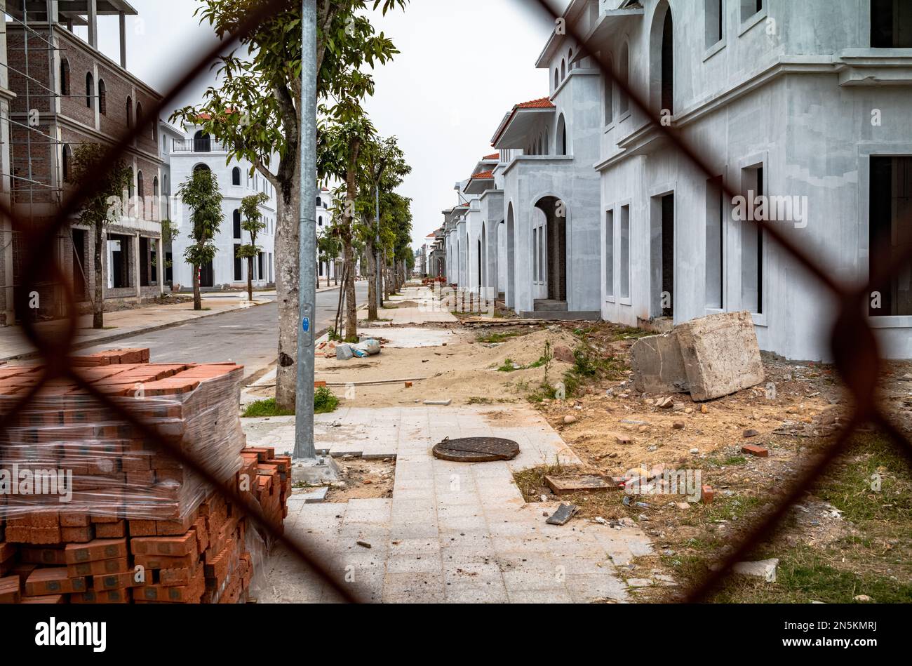 Maisons de vacances partiellement construites abandonnées à côté de la plage à Tra Co, près de Mong Cai, à Quang Ninh, Vietnam. Banque D'Images