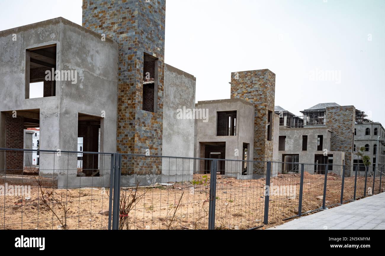 Maisons de vacances partiellement construites abandonnées à côté de la plage à Tra Co, près de Mong Cai, à Quang Ninh, Vietnam. Banque D'Images