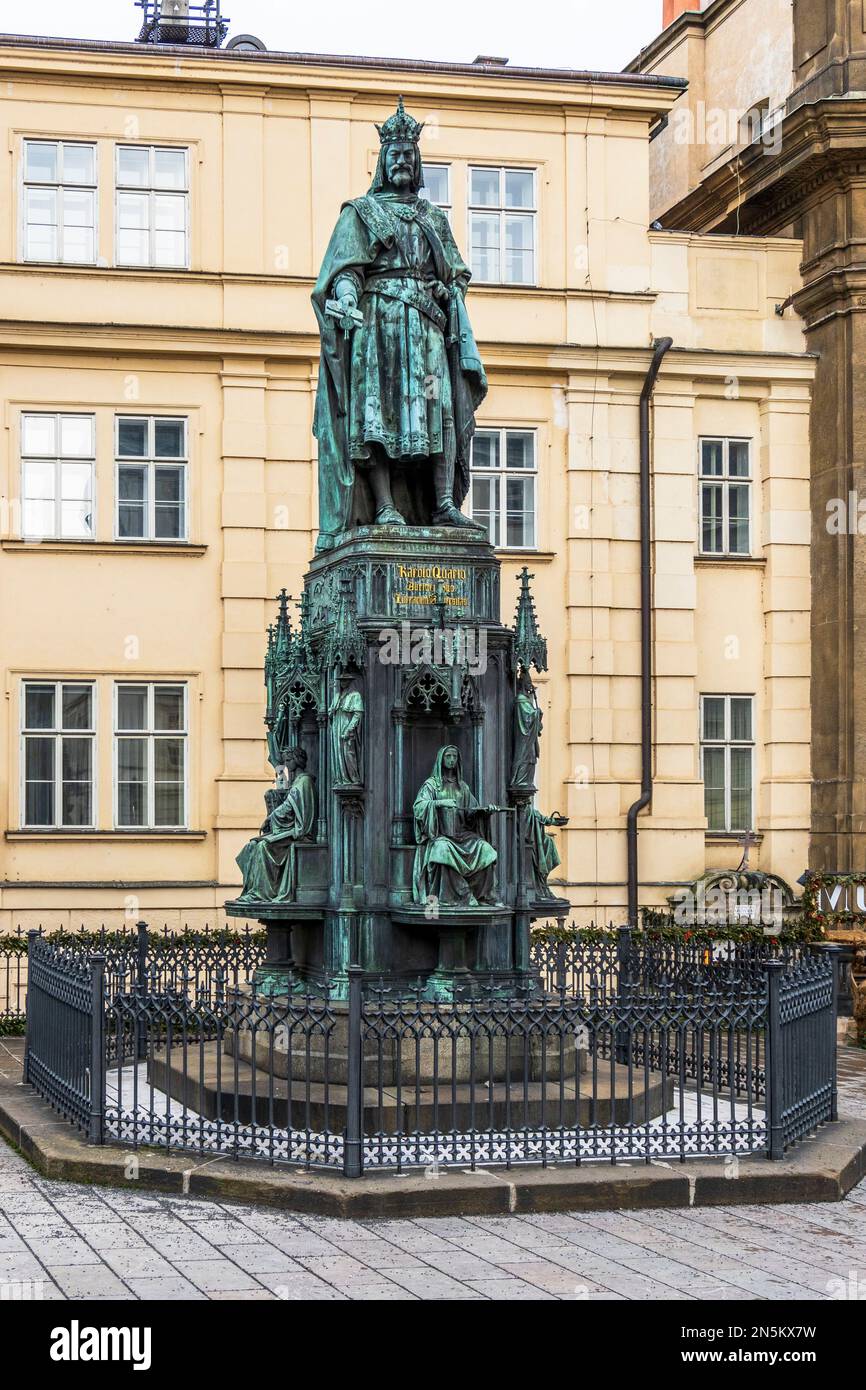 La statue du roi Charles IV, empereur romain Saint, située sur la place Křižovnické à Prague, sur la rive est du pont Charles, en République tchèque. Banque D'Images