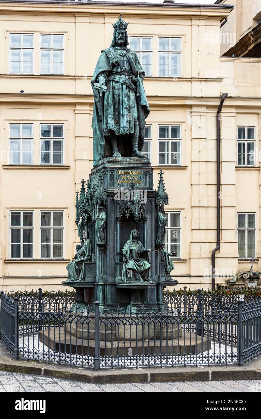 La statue du roi Charles IV, empereur romain Saint, située sur la place Křižovnické à Prague, sur la rive est du pont Charles, en République tchèque. Banque D'Images