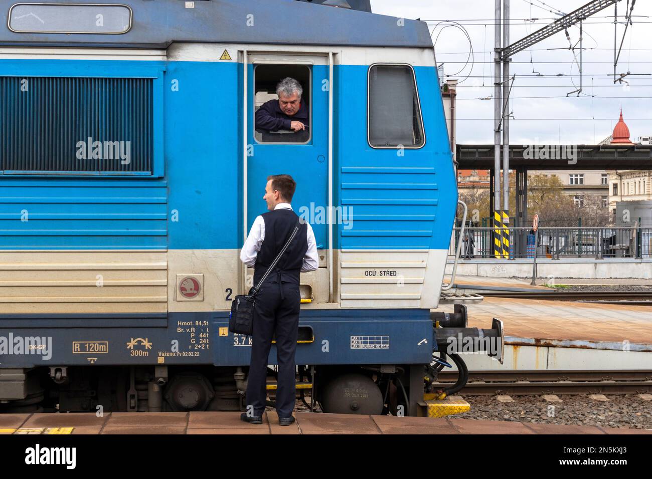 Un collecteur de billets parlant au chauffeur de train à la gare principale de Prague, Prague, République tchèque Banque D'Images