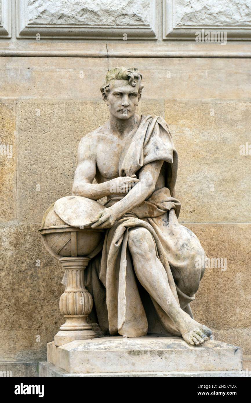Statue, représentant l'exploration du monde et la nature, sur le côté gauche de l'entrée du Musée national de Prague, c'est une institution de musée tchèque à Banque D'Images