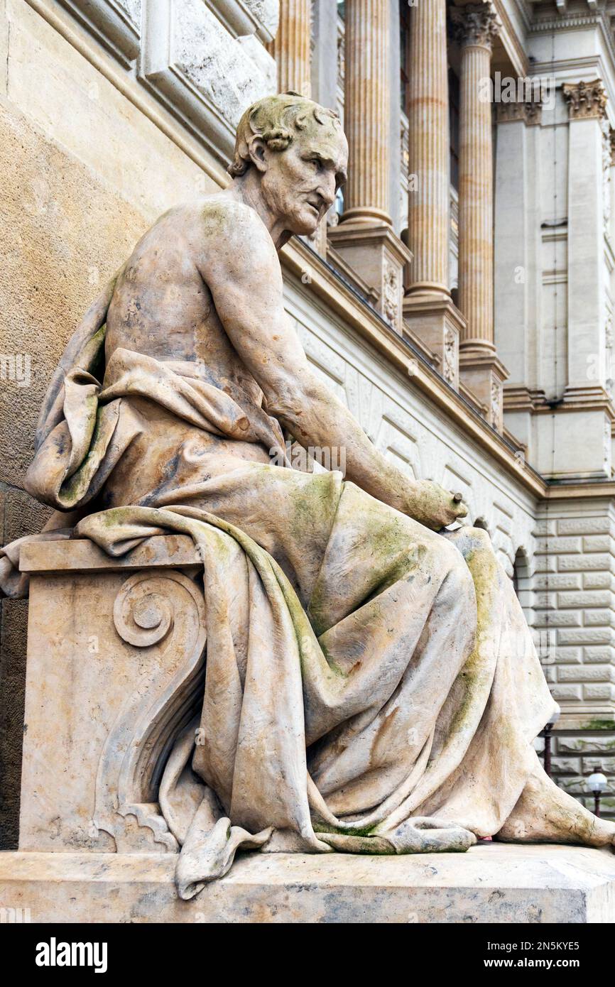 Statue, représentant l'appréciation des arts, sur le côté droit de l'entrée du Musée national de Prague, c'est une institution de musée tchèque inten Banque D'Images