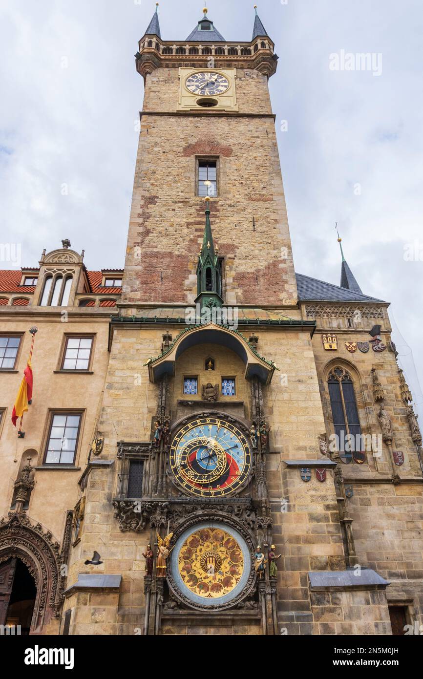 Tour du 15th siècle (1410) de la vieille mairie de Prague montrant l'horloge astronomique en 2 parties avec le coq d'or, représentant la 'vigilance', Banque D'Images