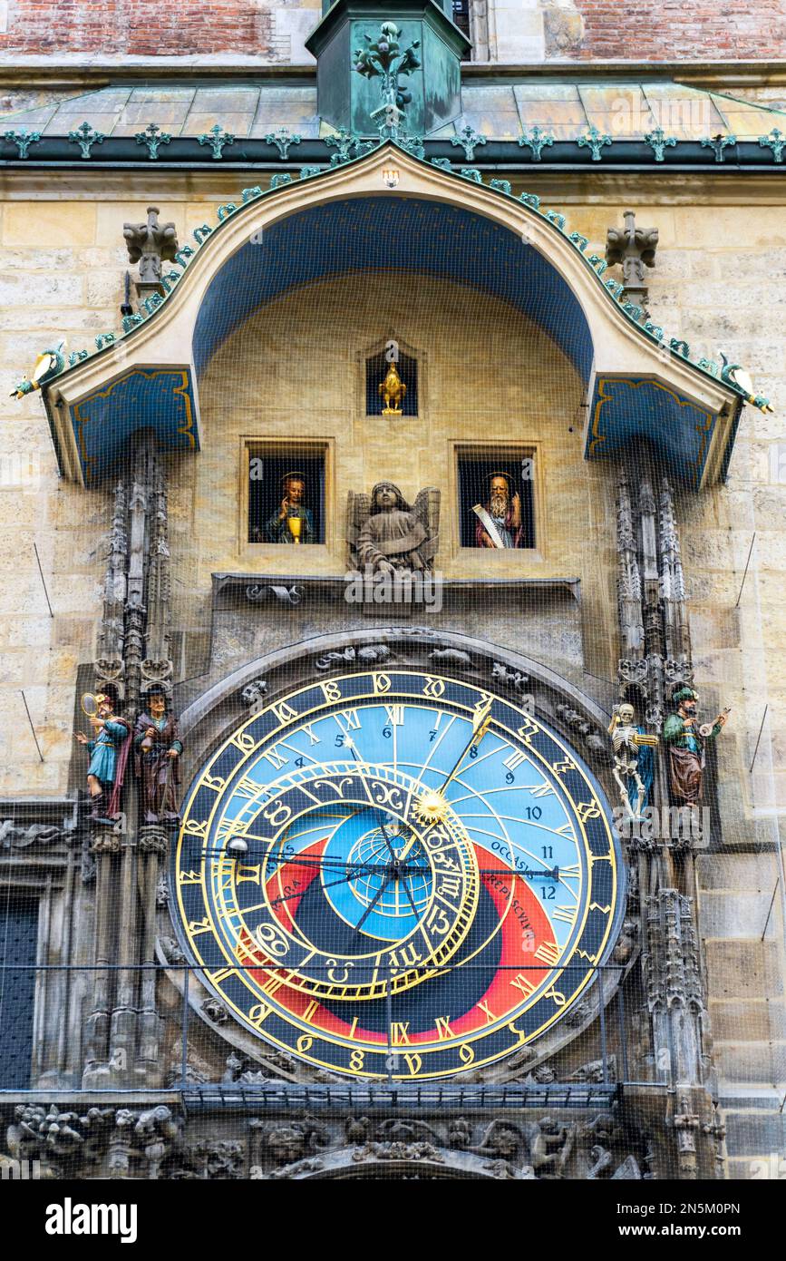 Tour du 15th siècle (1410) de la vieille mairie de Prague montrant l'horloge astronomique en 2 parties avec le coq d'or, représentant la 'vigilance', Banque D'Images