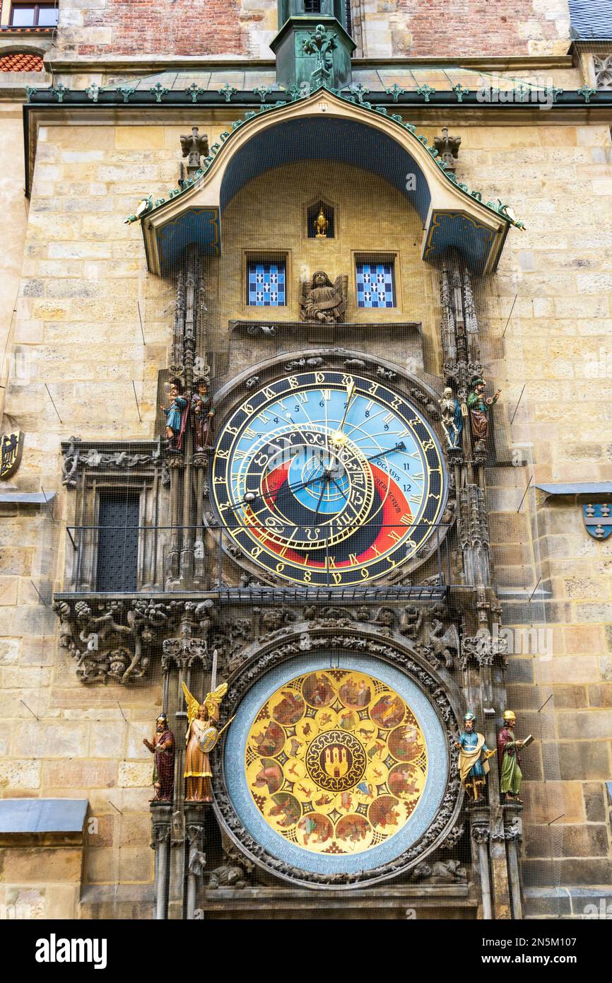 Tour du 15th siècle (1410) de la vieille mairie de Prague montrant l'horloge astronomique en 2 parties avec le coq d'or, représentant la 'vigilance', Banque D'Images