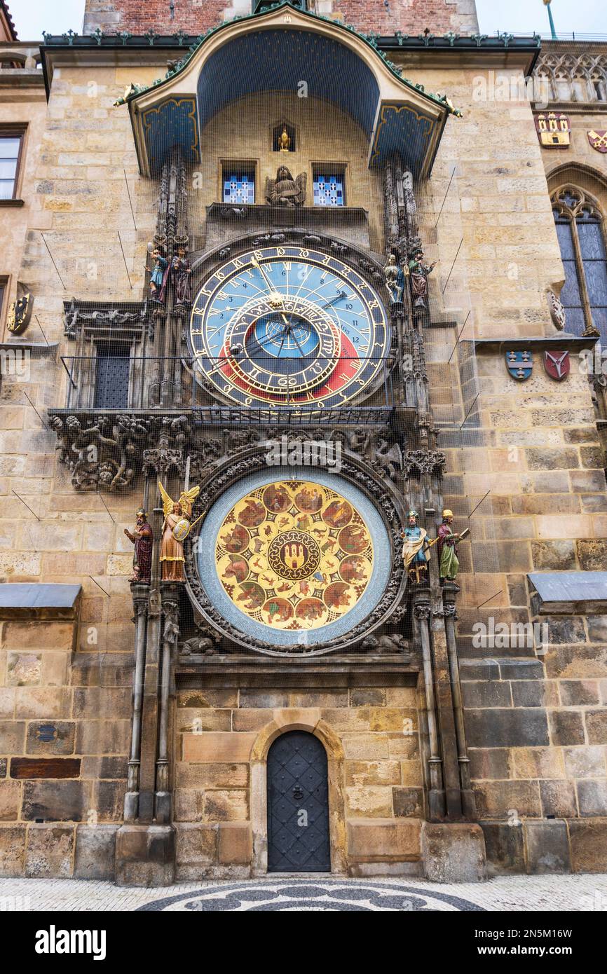 Tour du 15th siècle (1410) de la vieille mairie de Prague montrant l'horloge astronomique en 2 parties avec le coq d'or, représentant la 'vigilance', Banque D'Images