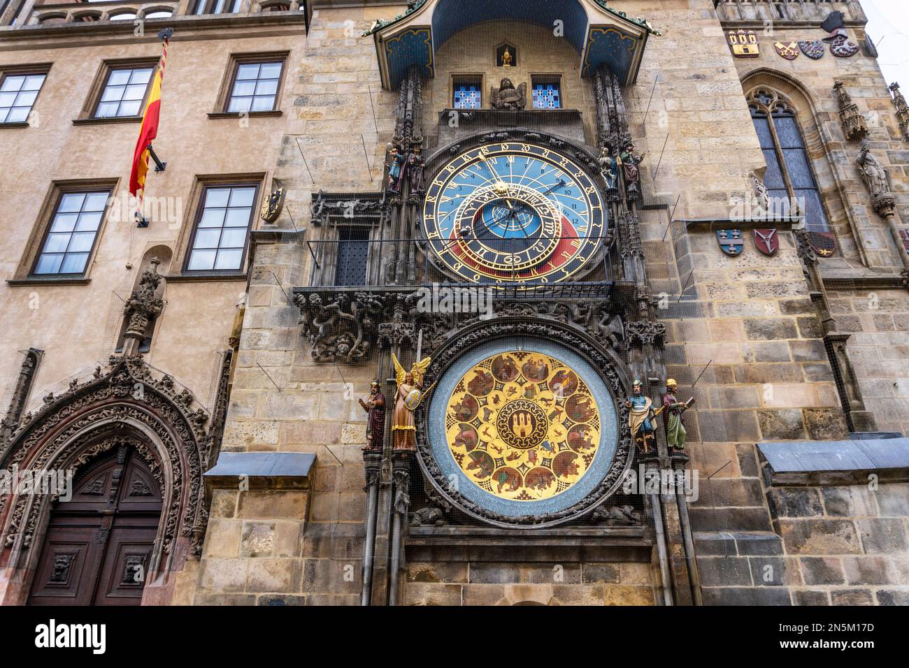 Tour du 15th siècle (1410) de la vieille mairie de Prague montrant l'horloge astronomique en 2 parties avec le coq d'or, représentant la 'vigilance', Banque D'Images