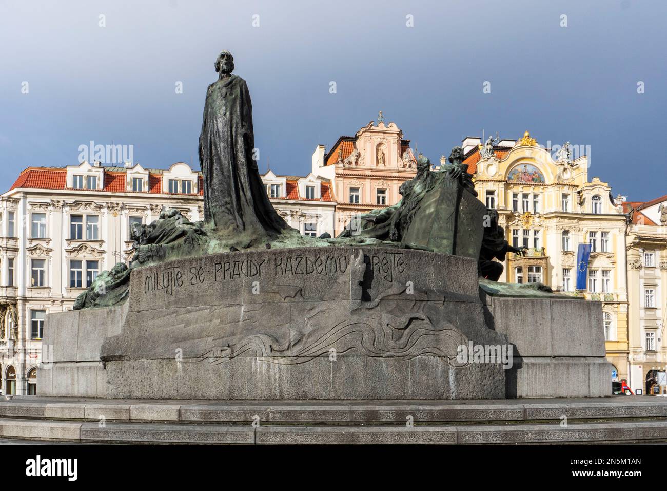 Le Mémorial Jan Hus se trouve à une extrémité de la place de la Vieille ville, à Prague, en République tchèque. L'immense monument représente les guerriers victorieux de Hussite Banque D'Images