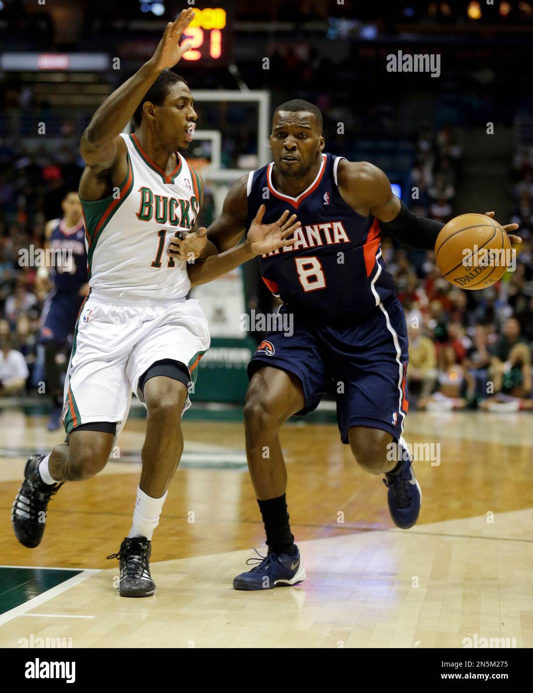 Atlanta Hawks' Shelvin Mack (8) drives against Milwaukee Bucks' Brandon Knight, left, during the first half of an NBA basketball game Saturday, Jan. 25, 2014, in Milwaukee. (AP Photo/Jeffrey Phelps) Banque D'Images