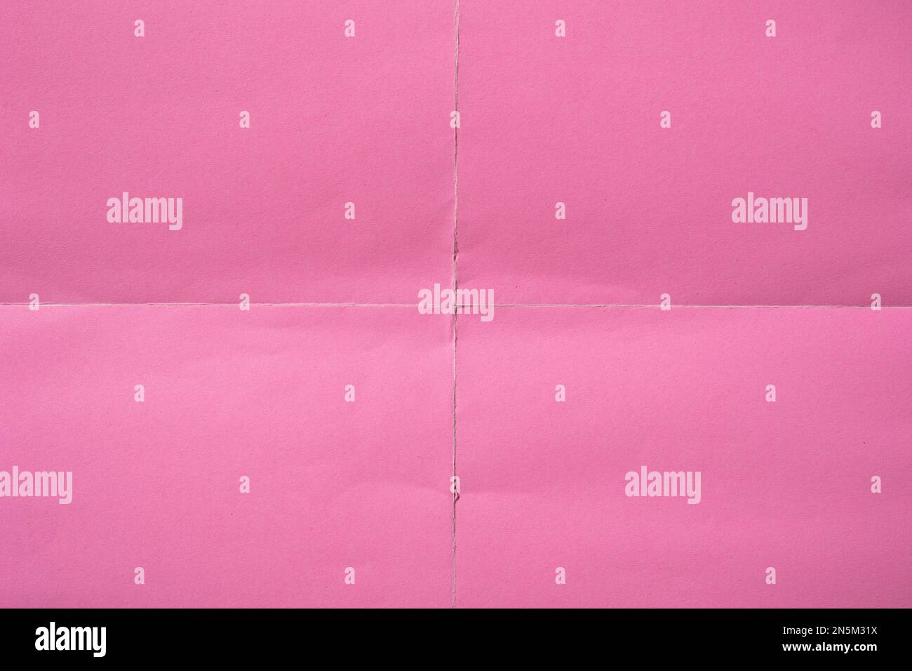 Arrière-plan en papier rose avec plis qui sépare le papier en quatre parties Banque D'Images
