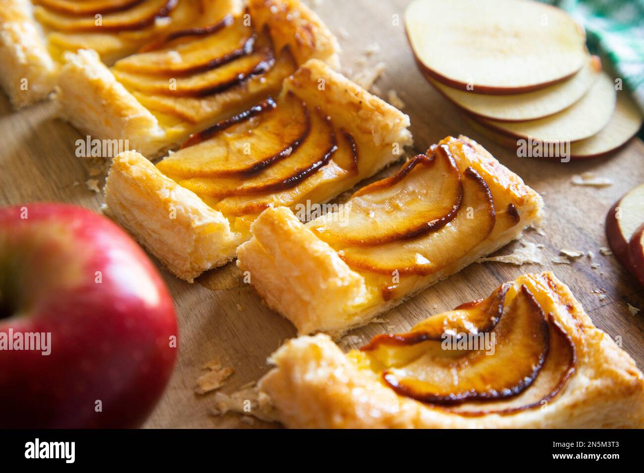 Délicieux dessert français préparé avec une pâte feuilletée remplie de pomme Banque D'Images