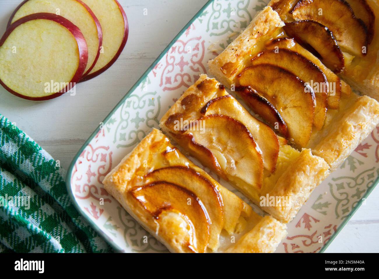 Délicieux dessert français préparé avec une pâte feuilletée remplie de pomme Banque D'Images