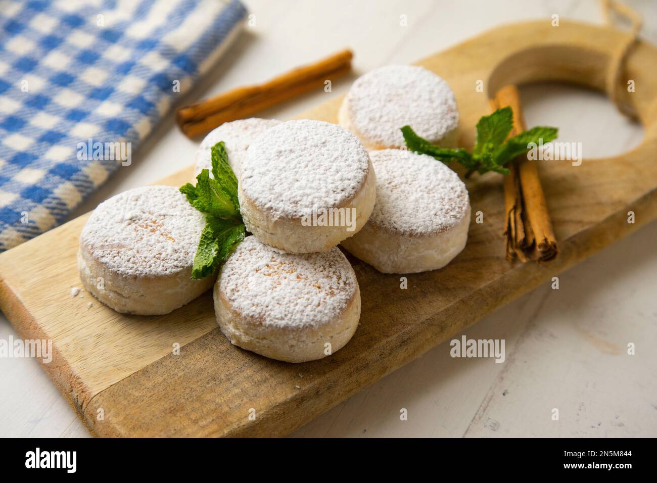 Sablés de Manchego. Manchego mantecados sont un sucreries enrobées d'une délicieuse texture feuilletée, typique de la confiserie espagnole. Banque D'Images