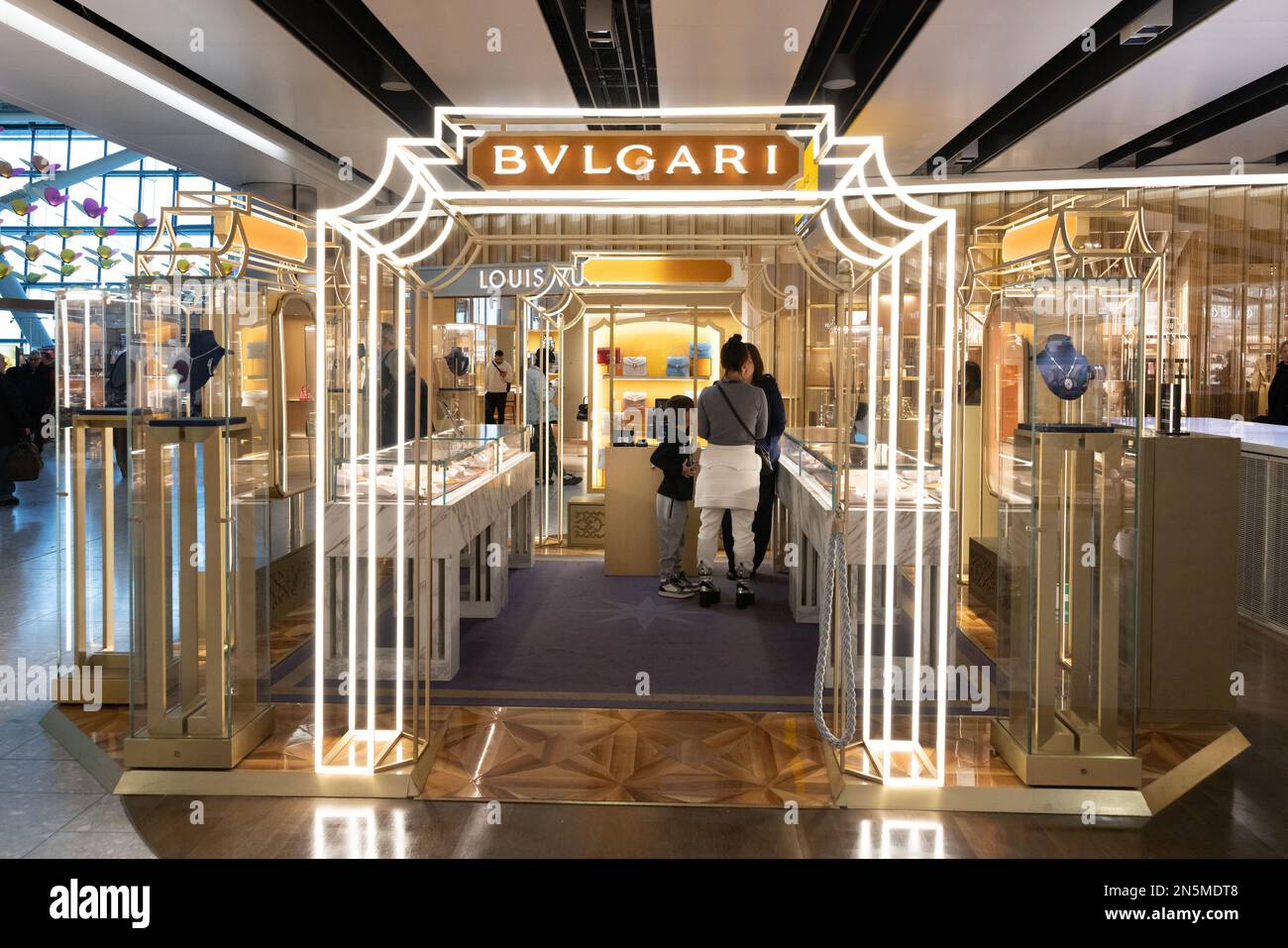 Magasin Bulgari Royaume-Uni; les gens magasinent dans le magasin Bvlgari, terminal 5 de l'aéroport de Heathrow, Londres Royaume-Uni Banque D'Images