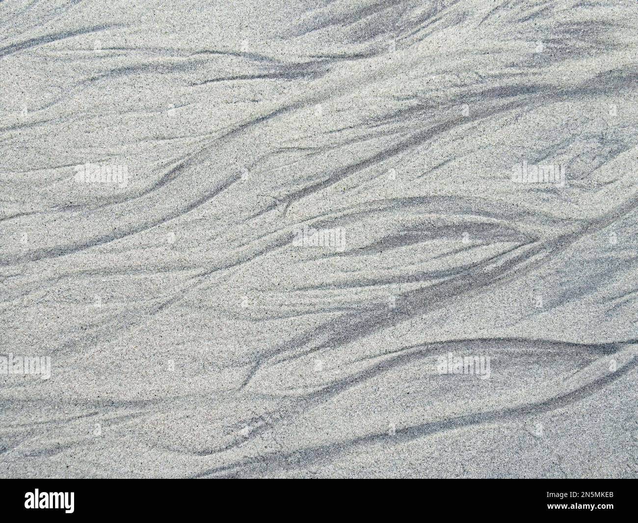 De belles lignes dessinées sur la plage par l'orientation horizontale de l'eau de recul Banque D'Images