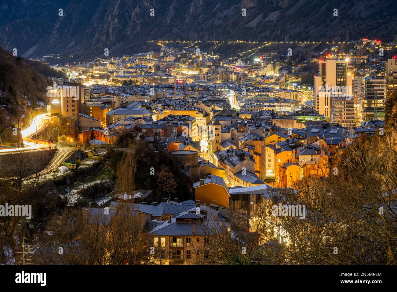 Vue nocturne d'Andorre-la-Vieille, Andorre Banque D'Images