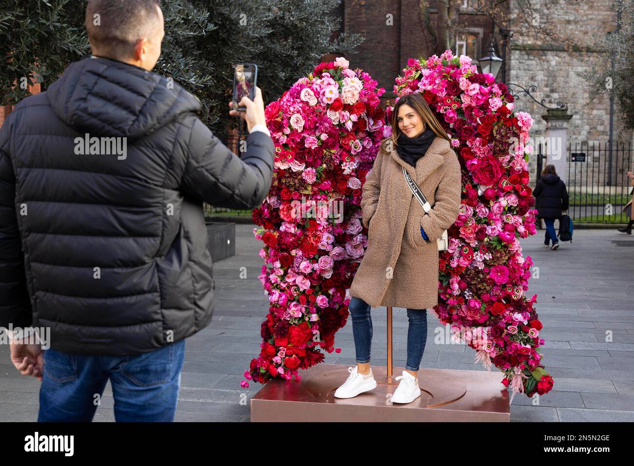 UTILISATION ÉDITORIALE SEULEMENT Justin et Samantha Divaris devant un nouvel affichage floral immersif à l'extérieur de l'école de fleurs McQueens à Mayfair pour célébrer la Saint-Valentin. Date de la photo: Jeudi 9 février 2023. Banque D'Images