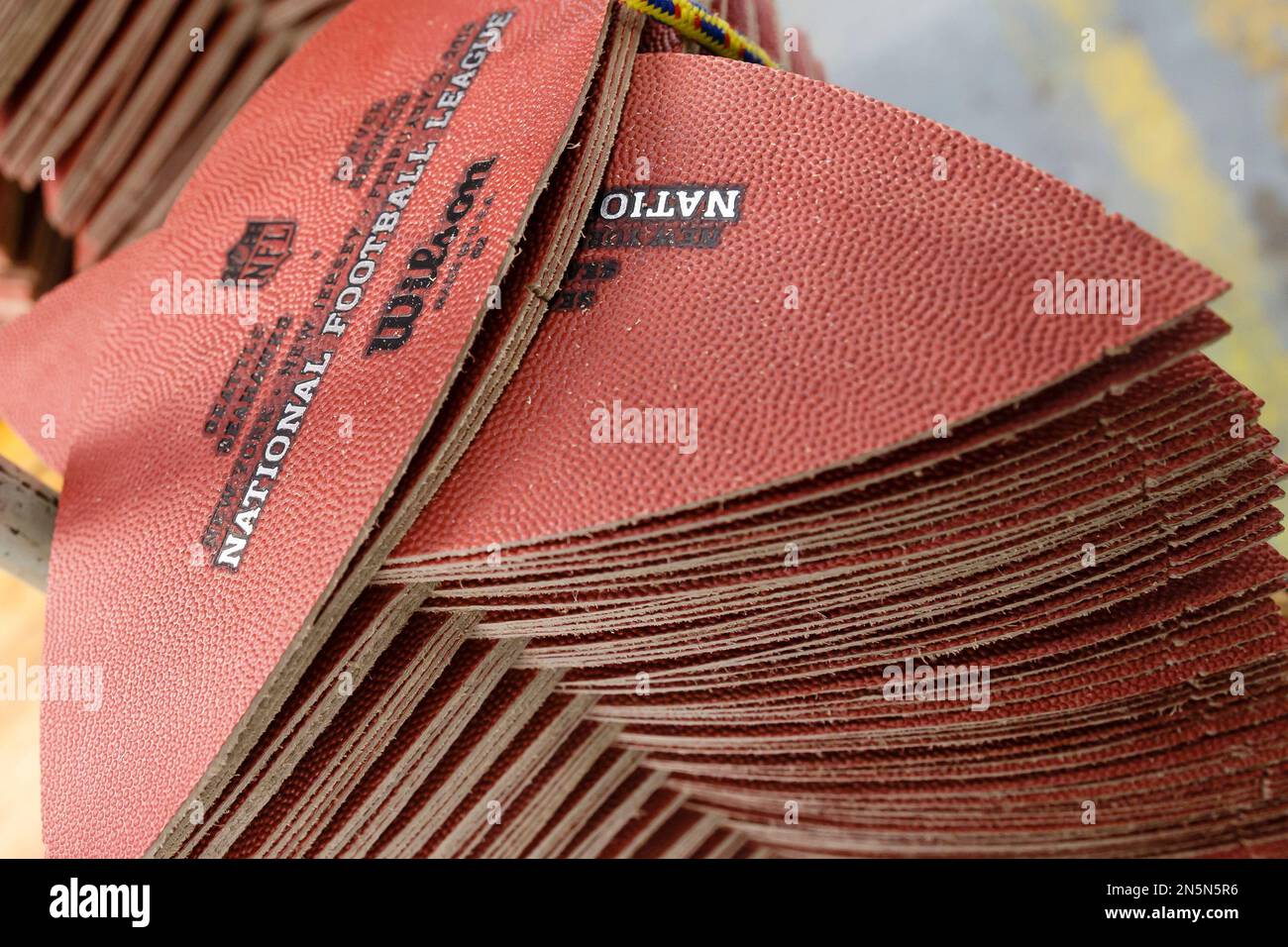 Panels of Official game balls for the NFL football Super Bowl XLVIII wait to be sewn together in the Wilson Sporting Goods Co. in Ada, Ohio, Monday, Jan. 20, 2014. The Seattle Seahawks will play the Denver Broncos in the Super Bowl on Feb. 2 in New Jersey. (AP Photo/Rick Osentoski) Banque D'Images