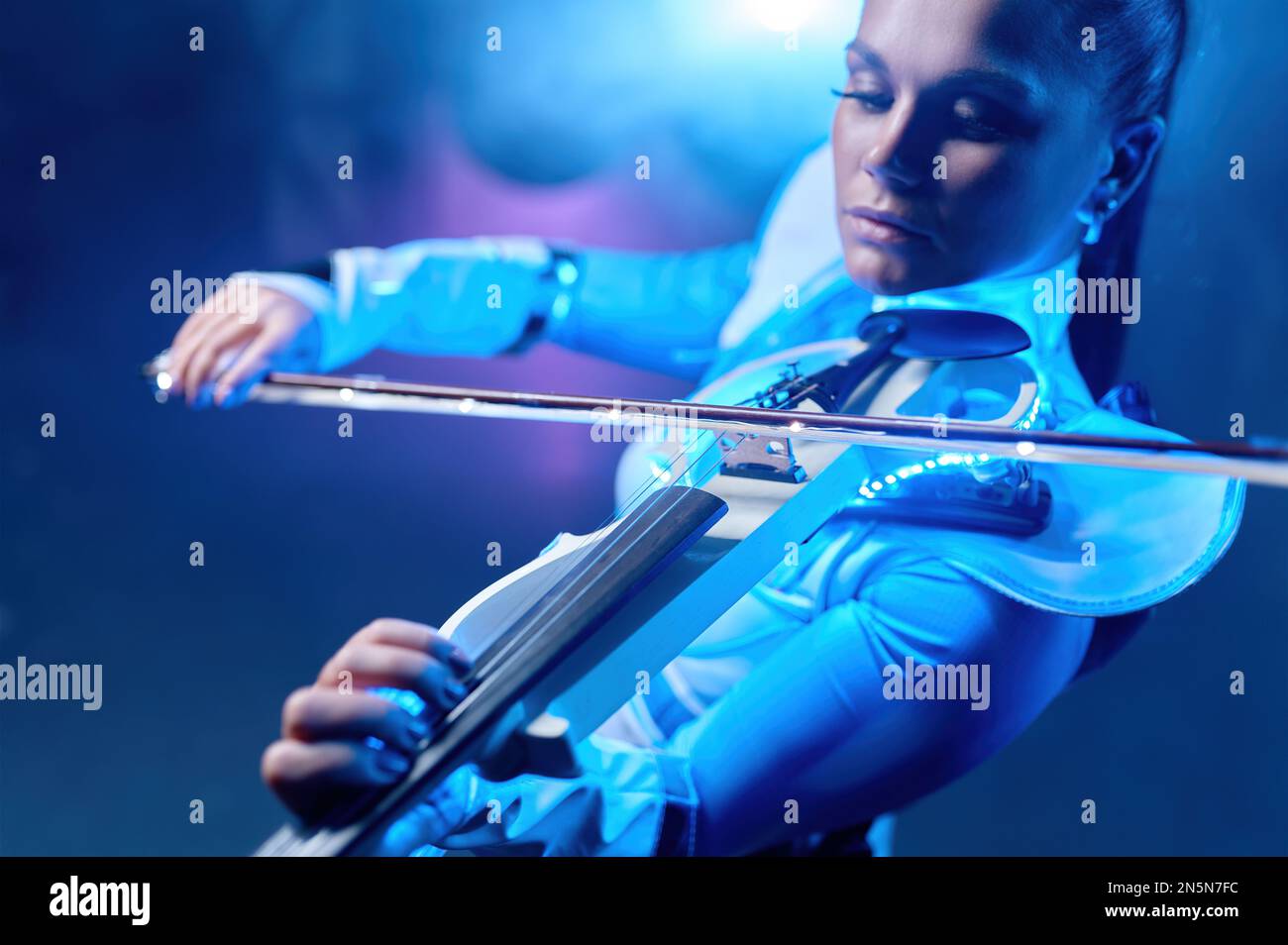 Femme violoniste jouant du violon électrique futuriste avec un foyer  sélectif Photo Stock - Alamy
