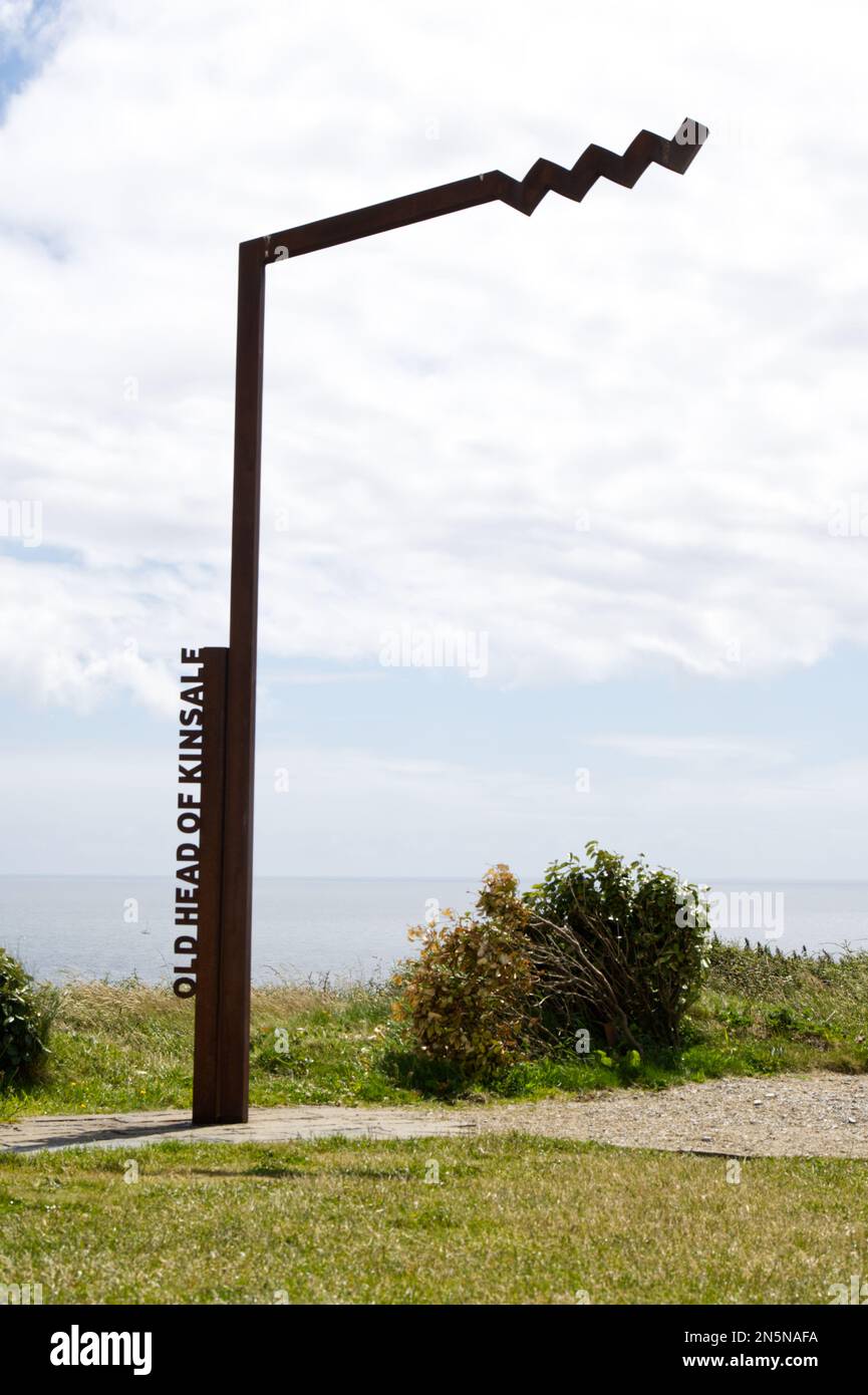 Ancienne tête de Kinsale Wave logo signe métallique pour les points de découverte sauvage de la voie atlantique en Irlande du Sud EIRE Banque D'Images