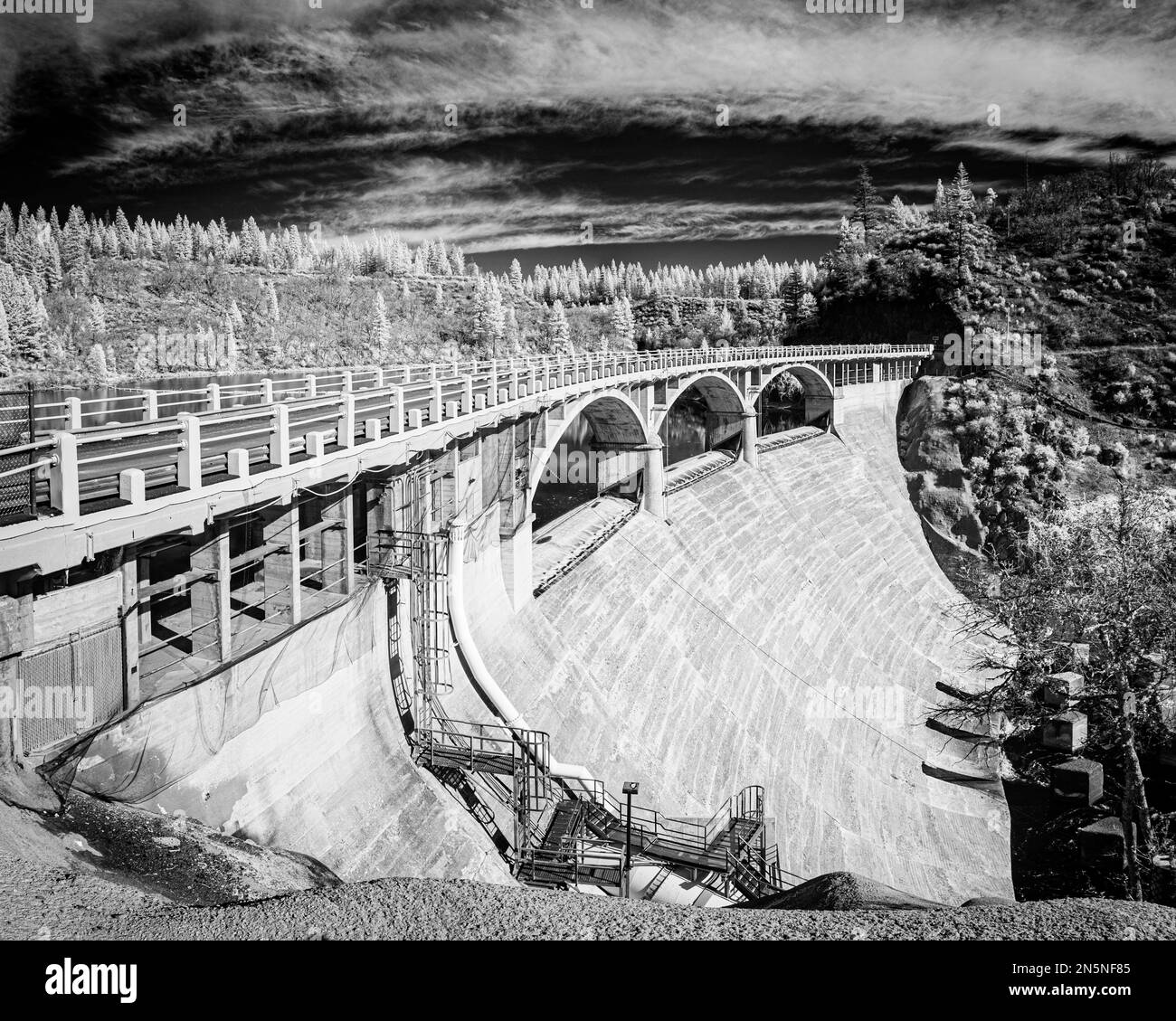 Barrage PIT 3 (barrage AKA Lake Britton) photographié en noir et blanc infrarouge - Comté de Shasta, Californie, États-Unis Banque D'Images