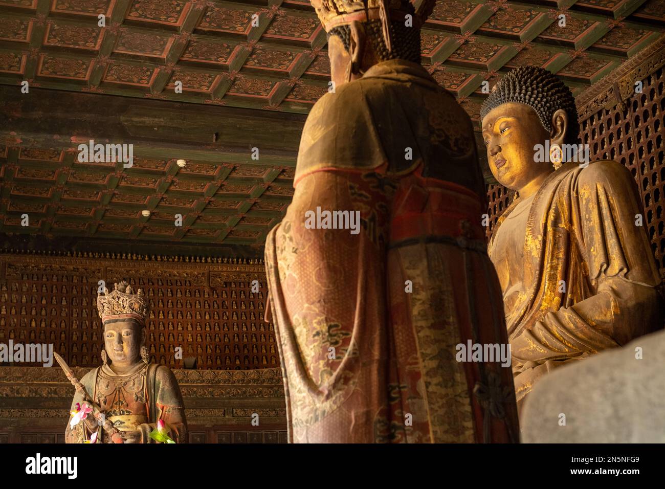 Statues de Bouddha dans la salle Rulai du temple Zhihua à Beijing, Chine. 31 janvier 2023 Banque D'Images